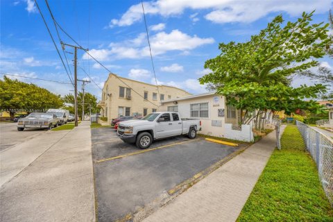 Commercial property in Miami, Florida № 1701042 - photo 23