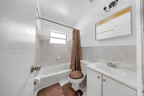 Commercial property in Miami, Florida № 1701042 - photo 5