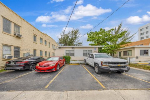 Commercial property in Miami, Florida № 1701042 - photo 24