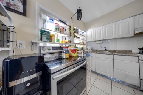 Commercial property in Miami, Florida № 1701042 - photo 4