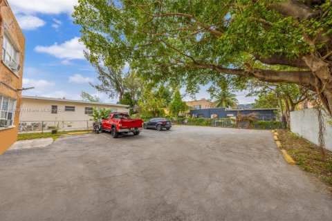 Commercial property in Miami, Florida № 1701042 - photo 19