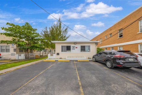 Commercial property in Miami, Florida № 1701042 - photo 21