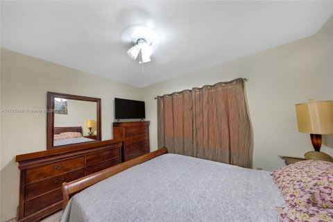 Commercial property in Miami, Florida № 1701042 - photo 13