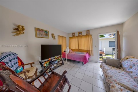 Commercial property in Miami, Florida № 1701042 - photo 8