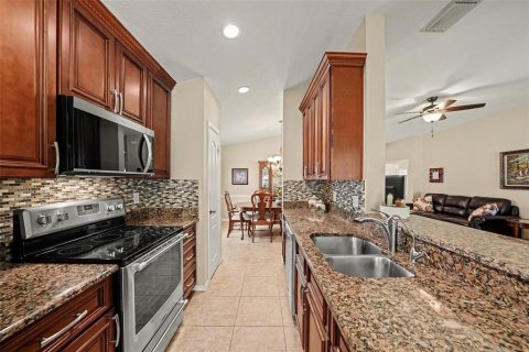 House in Wesley Chapel, Florida 3 bedrooms, 138.33 sq.m. № 2225611 - photo 12