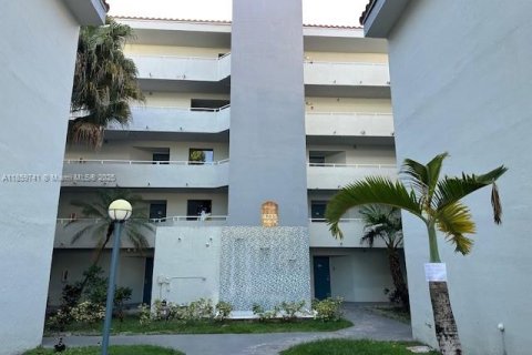 Condo in Miami, Florida, 2 bedrooms  № 1888261 - photo 2