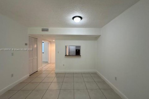 Condo in Miami, Florida, 2 bedrooms  № 1888261 - photo 9