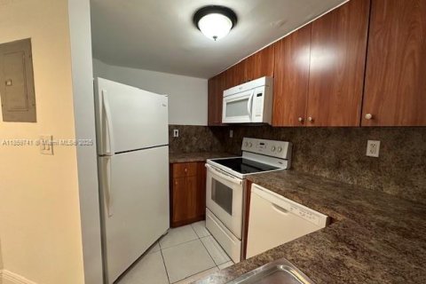Condo in Miami, Florida, 2 bedrooms  № 1888261 - photo 7
