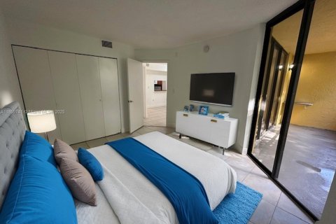 Condo in Miami, Florida, 2 bedrooms  № 1888261 - photo 6