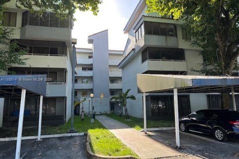 Condo in Miami, Florida, 2 bedrooms  № 1888261 - photo 1