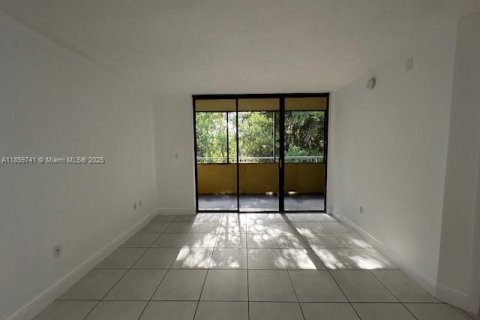 Condo in Miami, Florida, 2 bedrooms  № 1888261 - photo 10