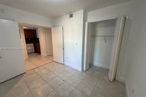 Condo in Miami, Florida, 2 bedrooms  № 1888261 - photo 11