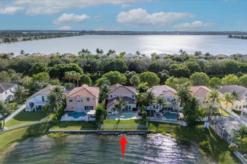 House in Miramar, Florida 4 bedrooms, 282.24 sq.m. № 1809615 - photo 1