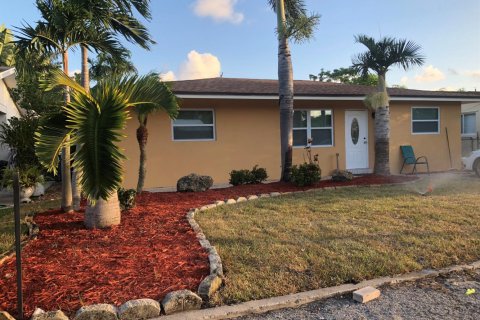 House in Lantana, Florida 4 bedrooms, 117.99 sq.m. № 2086297