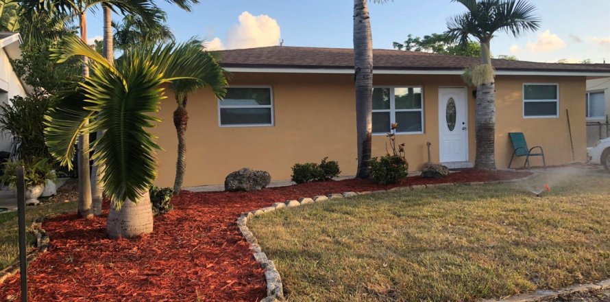 House in Lantana, Florida 4 bedrooms, 117.99 sq.m. № 2086297