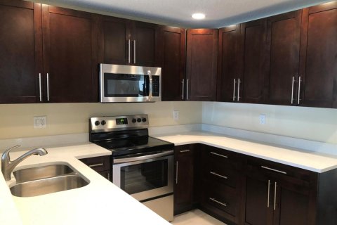 House in Lantana, Florida 4 bedrooms, 117.99 sq.m. № 2086297 - photo 2