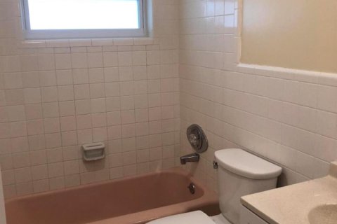 House in Lantana, Florida 4 bedrooms, 117.99 sq.m. № 2086297 - photo 9