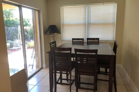 House in Lantana, Florida 4 bedrooms, 117.99 sq.m. № 2086297 - photo 4