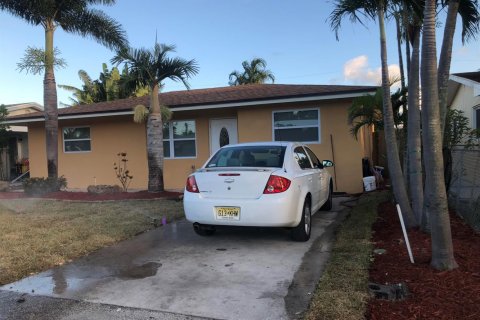 House in Lantana, Florida 4 bedrooms, 117.99 sq.m. № 2086297 - photo 14