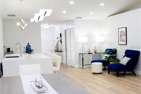 Touwnhouse à louer à Tampa, Floride: 2 chambres, 116.31 m2 № 2384089 - photo 4
