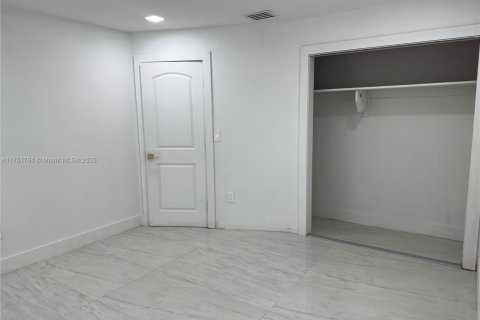 House in Miami, Florida 3 bedrooms, 122.45 sq.m. № 1861604 - photo 18