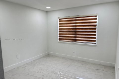 House in Miami, Florida 3 bedrooms, 122.45 sq.m. № 1861604 - photo 12