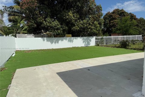 House in Miami, Florida 3 bedrooms, 122.45 sq.m. № 1861604 - photo 3