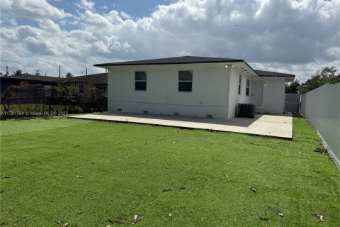House in Miami, Florida 3 bedrooms, 122.45 sq.m. № 1861604 - photo 5