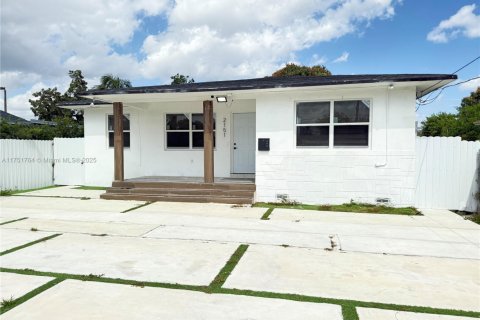 House in Miami, Florida 3 bedrooms, 122.45 sq.m. № 1861604 - photo 1