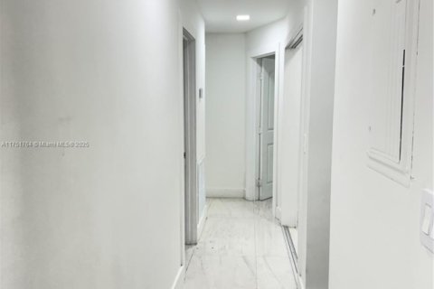 House in Miami, Florida 3 bedrooms, 122.45 sq.m. № 1861604 - photo 9