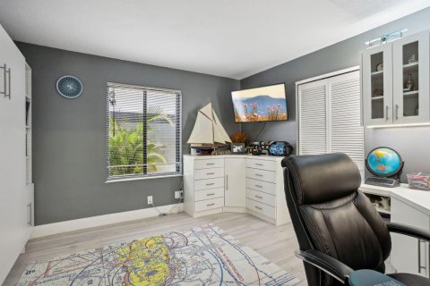 House in Boca Raton, Florida 4 bedrooms, 229.19 sq.m. № 2083847 - photo 21