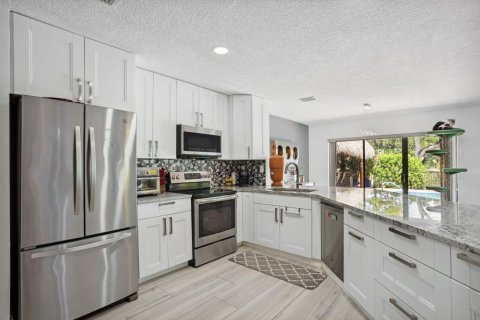 House in Boca Raton, Florida 4 bedrooms, 229.19 sq.m. № 2083847 - photo 16
