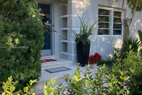 Casa en venta en Miami Beach, Florida, 4 dormitorios, 351.45 m2 № 1964267 - foto 4