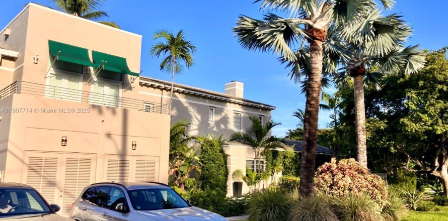 Casa en Miami Beach, Florida 4 dormitorios, 351.45 m2 № 1964267