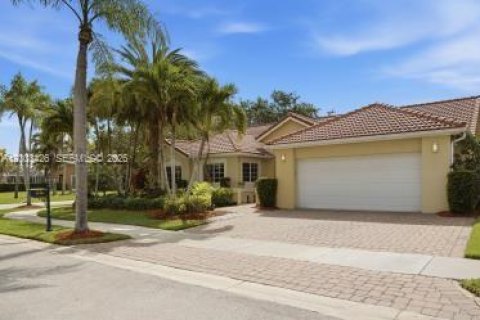 House in Weston, Florida 4 bedrooms, 233.28 sq.m. № 2068824 - photo 2