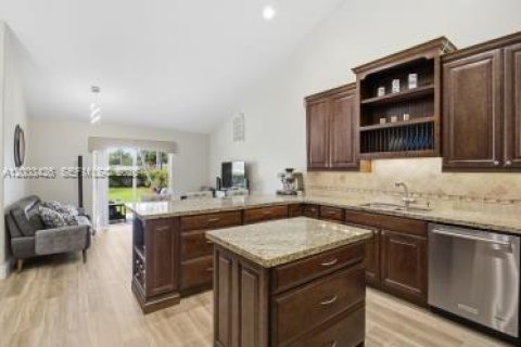 House in Weston, Florida 4 bedrooms, 233.28 sq.m. № 2068824 - photo 12