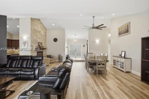 House in Weston, Florida 4 bedrooms, 233.28 sq.m. № 2068824 - photo 7