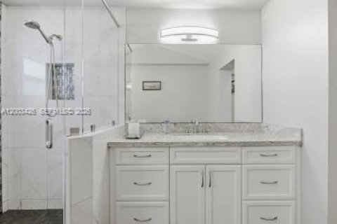 House in Weston, Florida 4 bedrooms, 233.28 sq.m. № 2068824 - photo 22