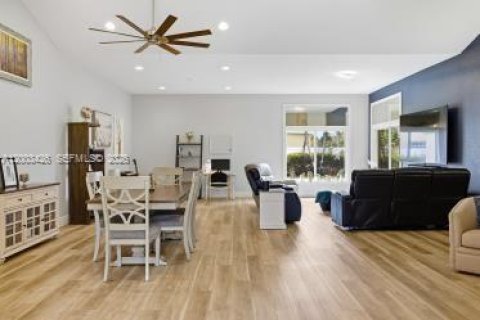 House in Weston, Florida 4 bedrooms, 233.28 sq.m. № 2068824 - photo 9