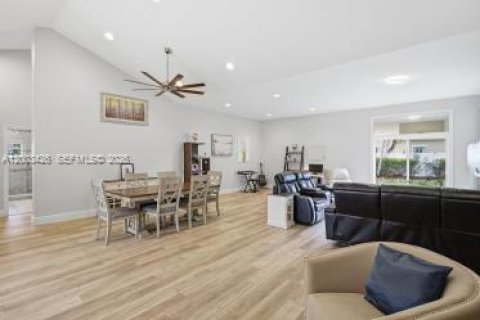 House in Weston, Florida 4 bedrooms, 233.28 sq.m. № 2068824 - photo 11