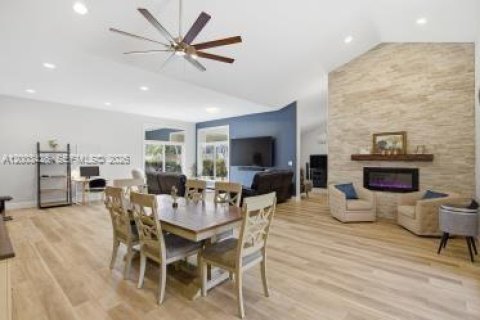 House in Weston, Florida 4 bedrooms, 233.28 sq.m. № 2068824 - photo 8