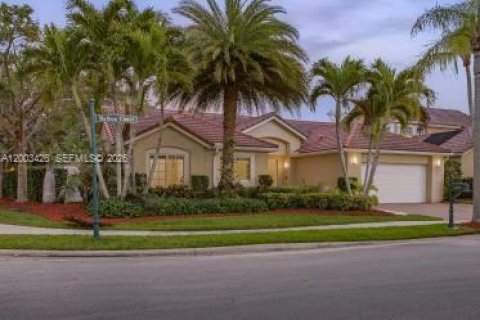 House in Weston, Florida 4 bedrooms, 233.28 sq.m. № 2068824 - photo 3