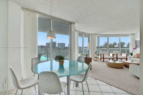 Condominio en venta en Sunny Isles Beach, Florida, 2 dormitorios, 163.51 m2 № 1797124 - foto 16