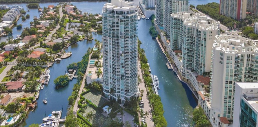 Condominio en Sunny Isles Beach, Florida, 2 dormitorios № 1797124