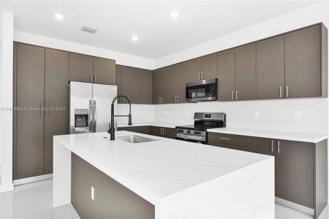 Touwnhouse à vendre à Miami, Floride: 5 chambres, 233.93 m2 № 1893081 - photo 7