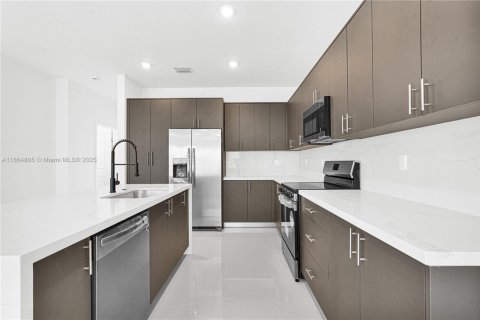 Touwnhouse à vendre à Miami, Floride: 5 chambres, 233.93 m2 № 1893081 - photo 2