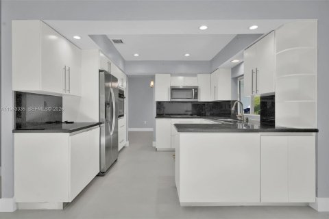 Villa ou maison à vendre à Miami, Floride: 4 chambres, 202.06 m2 № 2025286 - photo 16