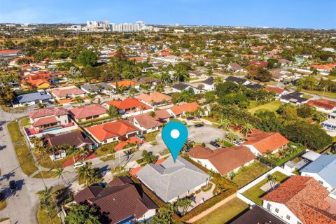 Villa ou maison à vendre à Miami, Floride: 4 chambres, 202.06 m2 № 2025286 - photo 6