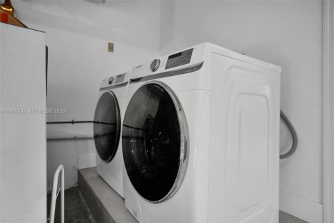 Villa ou maison à vendre à Miami, Floride: 4 chambres, 202.06 m2 № 2025286 - photo 27