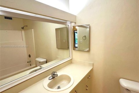 House in Miami Lakes, Florida 3 bedrooms, 135.64 sq.m. № 1878679 - photo 14